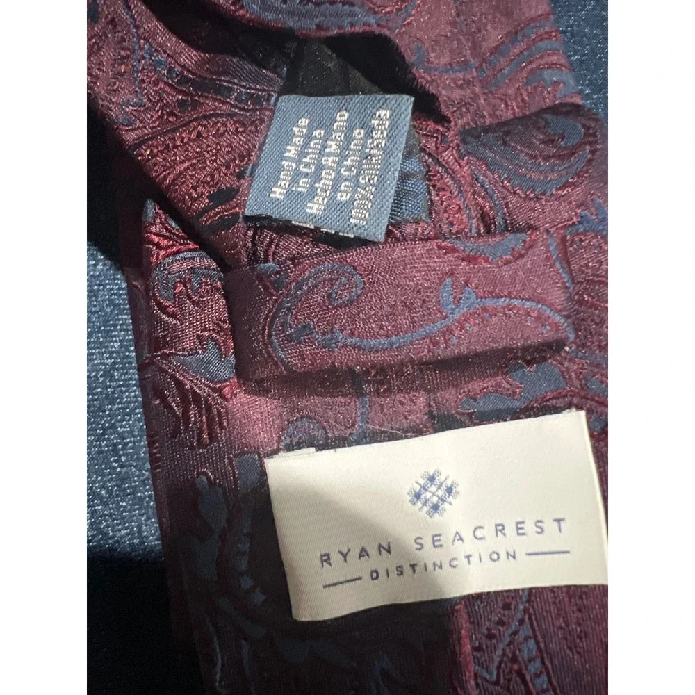 Ryan Seacrest Distinction Mens Burgundy Navy Silk Jacquard Paisley Tie 3x56
